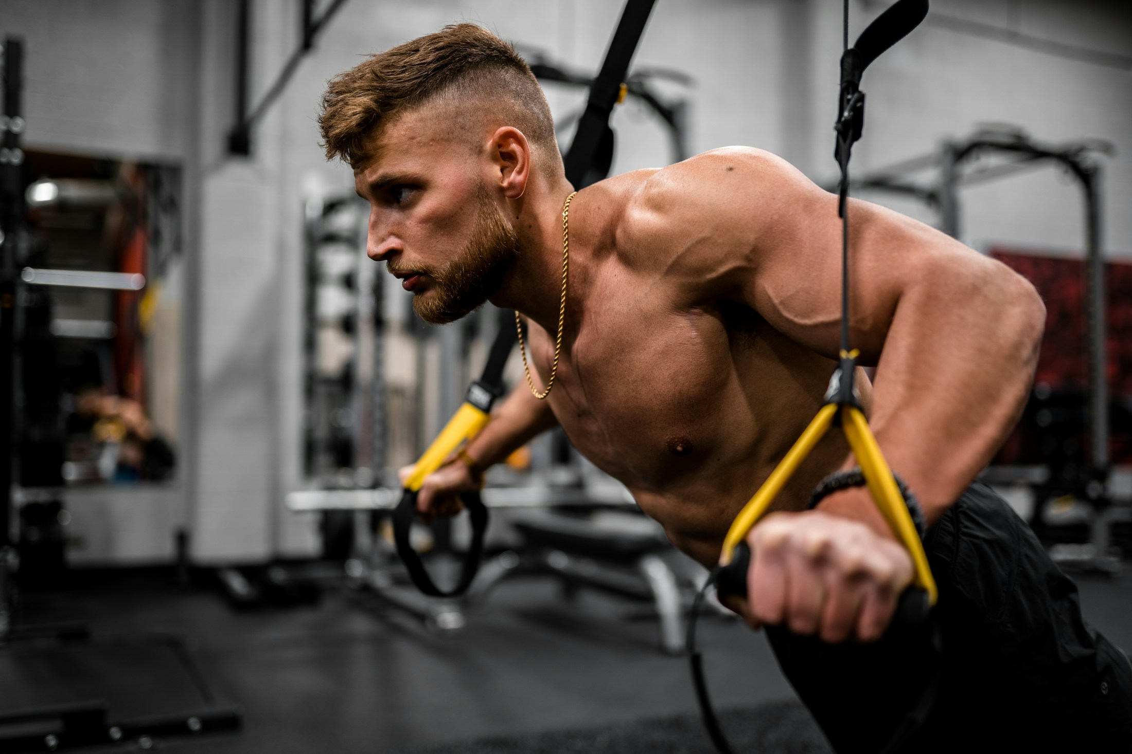 Atleta levantando una barra en el gimnasio
